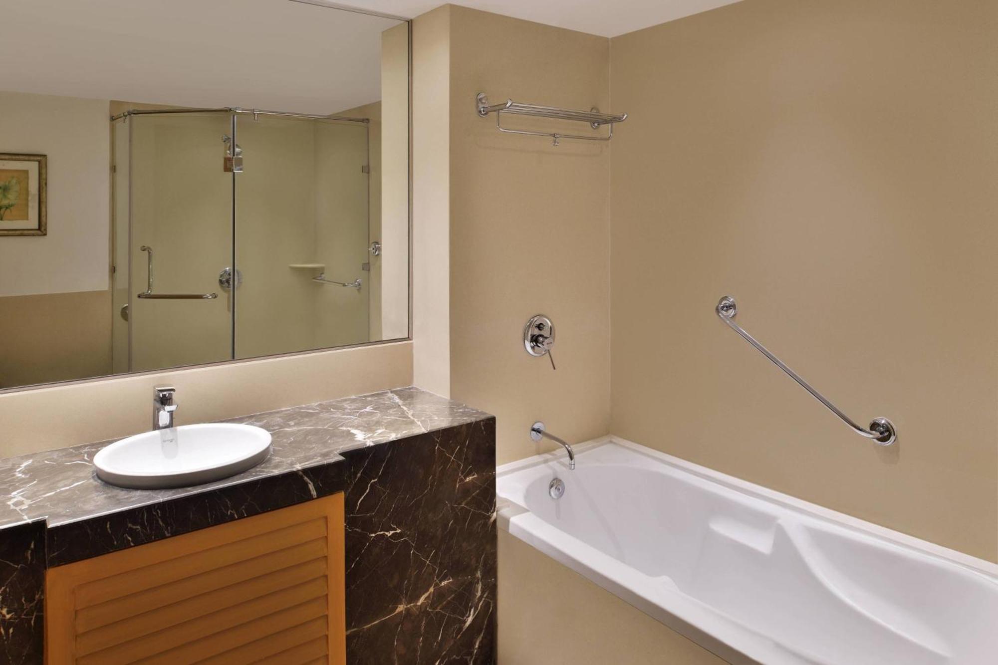 Courtyard By Marriott Chennai Hotell Exteriör bild