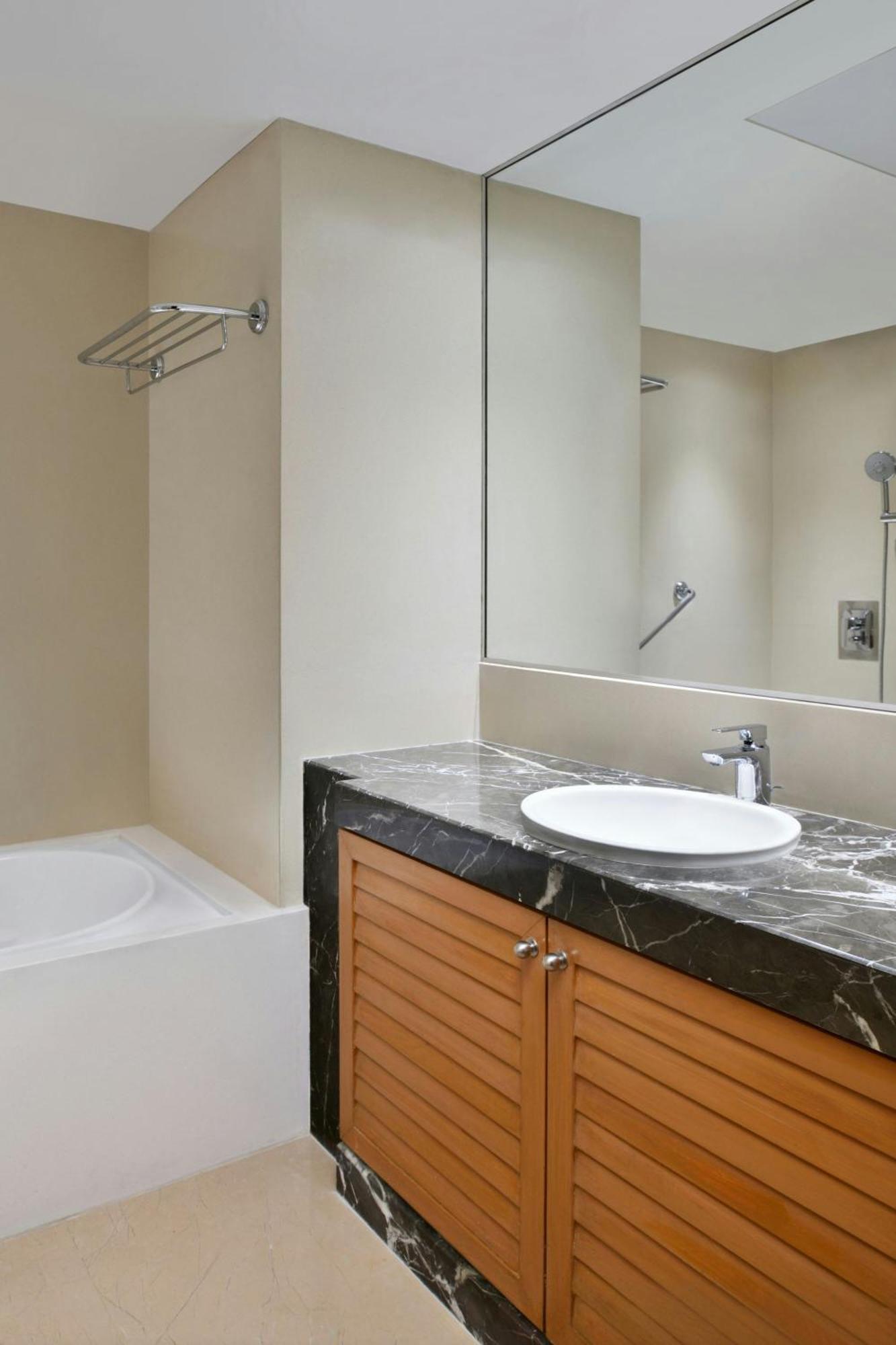 Courtyard By Marriott Chennai Hotell Exteriör bild