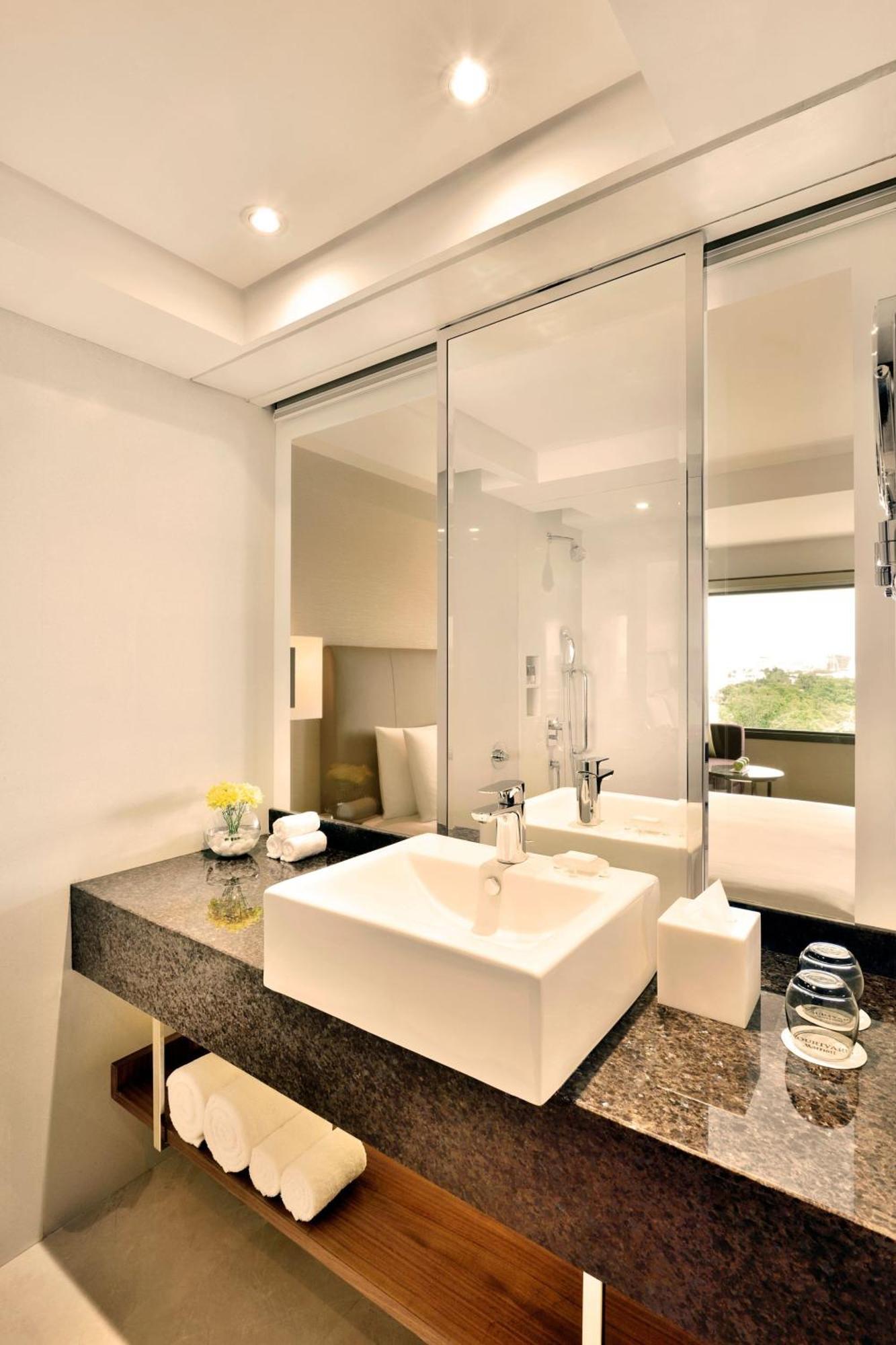 Courtyard By Marriott Chennai Hotell Exteriör bild