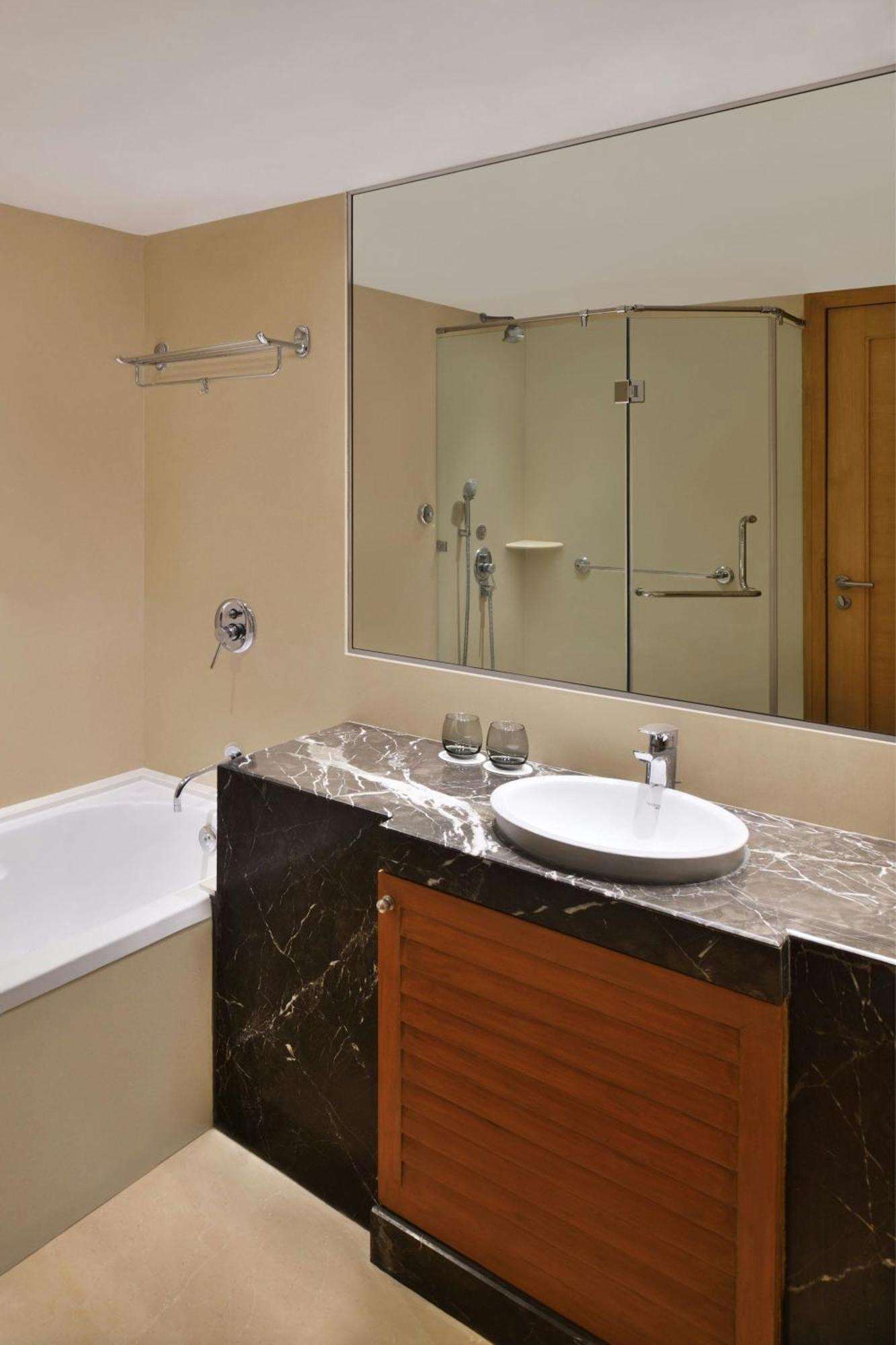 Courtyard By Marriott Chennai Hotell Exteriör bild